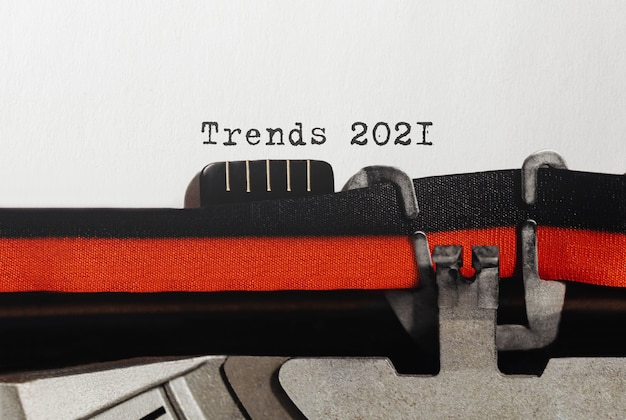 Tendencias de texto 2021 escrito en máquina de escribir retro