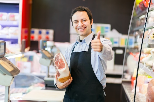 Foto tendero sonriente