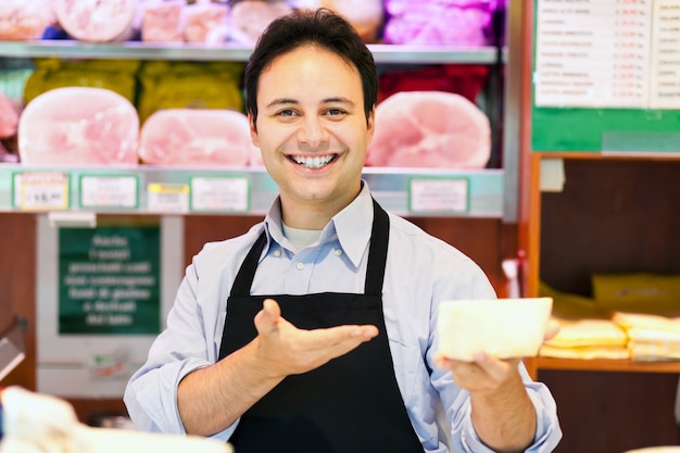 Tendero trabajando en su tienda de comestibles