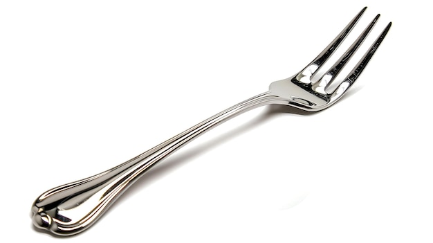 Foto un tenedor brillante con cuatro dientes y un mango curvo está aislado sobre un fondo blanco el tenedor está hecho de acero inoxidable y tiene un acabado pulido