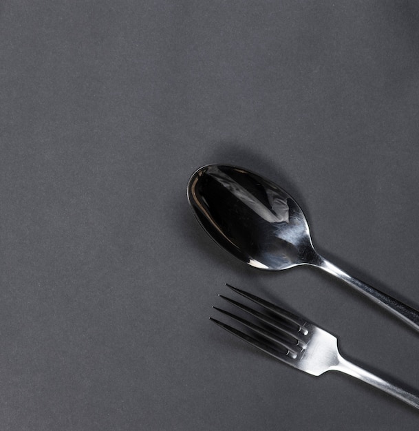 Tenedor y cuchara en espacio negro
