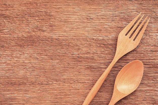 Tenedor y cuchara de madera en la mesa