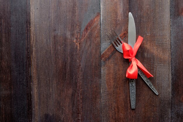 Tenedor y cuchillo acotados con burocracia