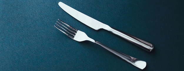 Tenedor y cuchillo, cubiertos de plata para decoración de mesa, diseño minimalista y dieta.