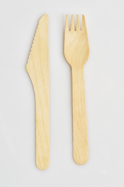 Tenedor y cuchillo de madera desechables.