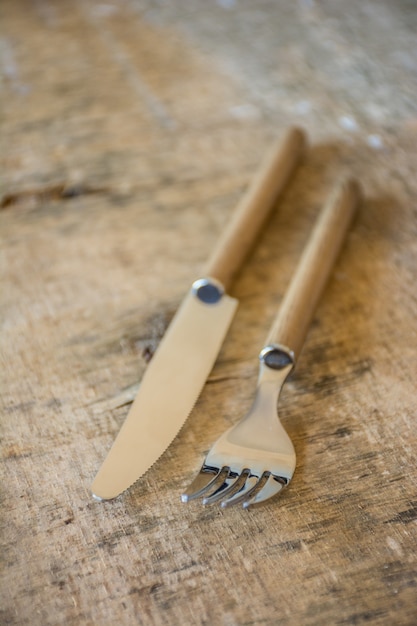 Tenedor y cuchillo con mango de madera.