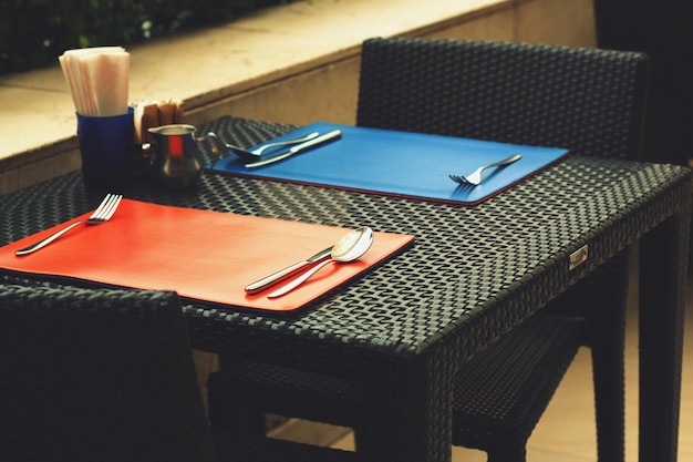 tenedor y cuchillo en la mesa para la comida