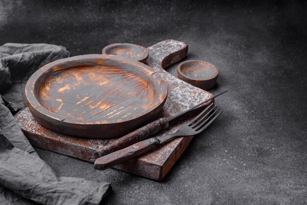 Foto tenedor de cuchillo de placa de madera vacía y tabla de cortar