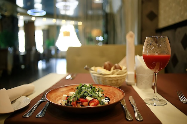 tenedor y cuchillo que sirven en el interior del restaurante / mesa en un café, catering de la industria alimentaria, menú