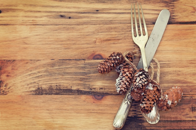 Tenedor y cuchillo sobre superficie de madera marrón