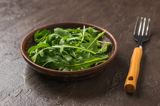 Tenedor y cuenco de arcilla de quinua sobre una superficie de piedra. Dieta saludable a base de plantas. Cocina vegetariana.