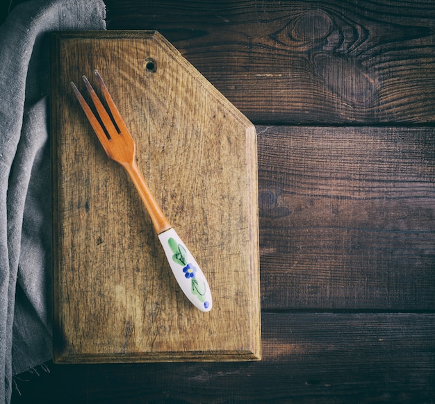 Tenedor de madera vintage en una tabla de cortar de cocina