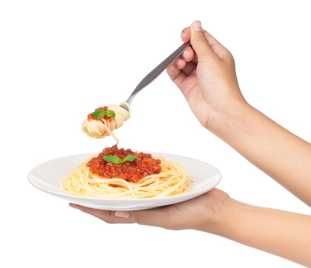 Tenedor de mano, comer espaguetis de pasta aislado sobre fondo blanco.