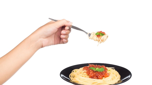 Tenedor de mano, comer espaguetis de pasta aislado sobre fondo blanco.