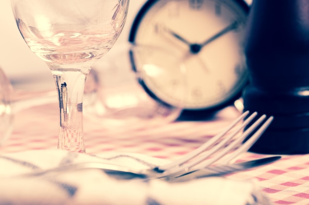 tenedor en la mesa con una copa de vino vacía de cerca. filtro retro.