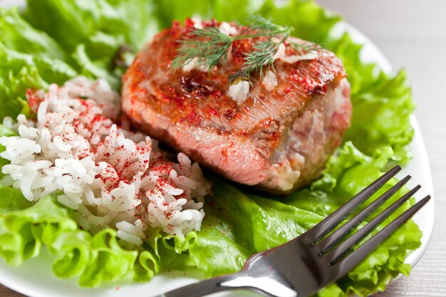 Tenedor en un plato con arroz y carne