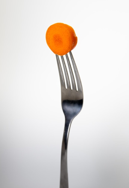 Un tenedor con un trozo de zanahoria