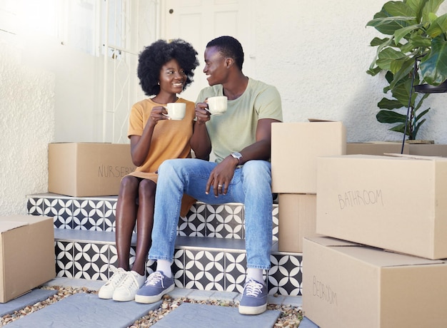 Tenemos esto que esperar Toma de una pareja joven tomando café mientras se mudan a su nueva casa