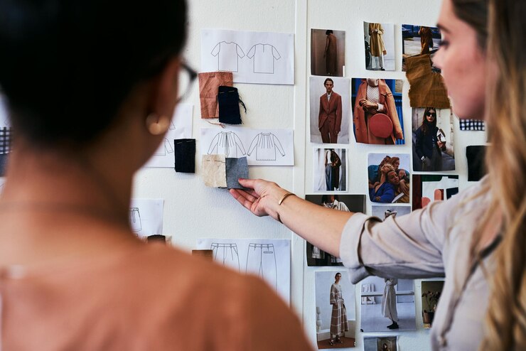 Foto tenemos que idear una colección completamente nueva captura recortada de dos diseñadores de moda discutiendo ideas