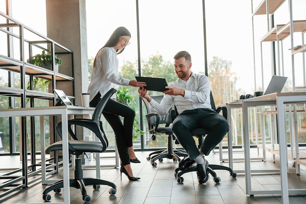 Foto tener una conversación el hombre y la mujer están trabajando juntos en la oficina moderna