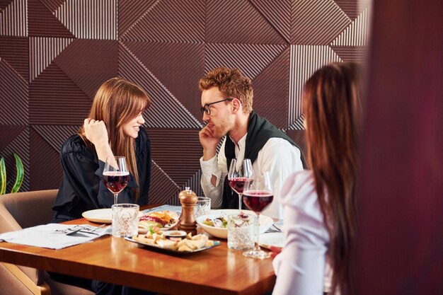 Tener una conversación en el interior de un nuevo restaurante de lujo moderno