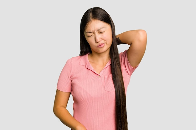 Tener dolor de cuello debido al masaje por estrés y tocarlo con la mano
