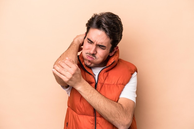 Tener dolor de cuello debido al masaje por estrés y tocarlo con la mano