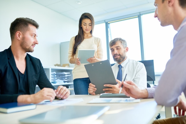 Tener una reunión de trabajo en la sala de juntas