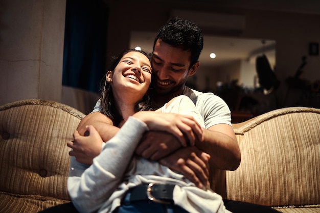 Tener tus brazos a mi alrededor me hace sentir seguro Foto de una pareja cariñosa pasando tiempo de calidad juntos en casa