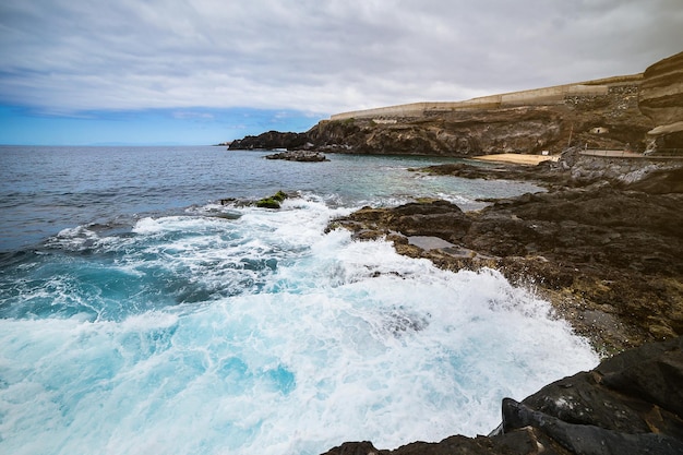 Tenerife Ilhas Canárias Espanha vista da bela costa do oceano Atlântico com rochas e pedras