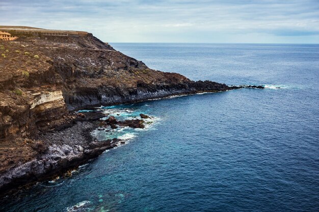 Tenerife Ilhas Canárias Espanha vista da bela costa do oceano Atlântico com rochas e pedras