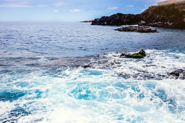 Tenerife Islas Canarias España vista de la hermosa costa del océano Atlántico con rocas y piedras