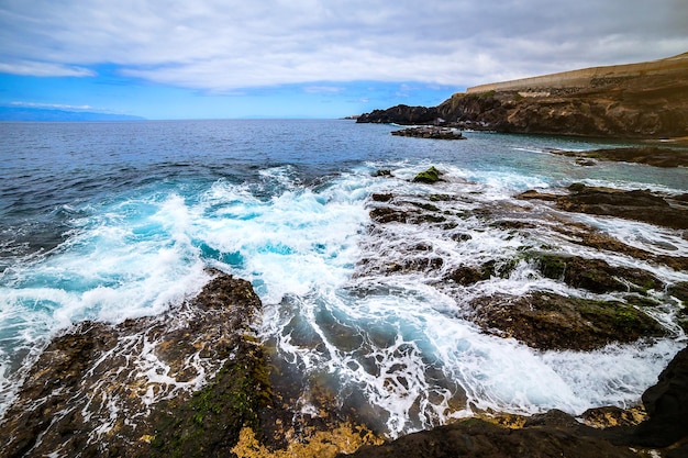 Tenerife Islas Canarias España vista de la hermosa costa del océano Atlántico con rocas y piedras