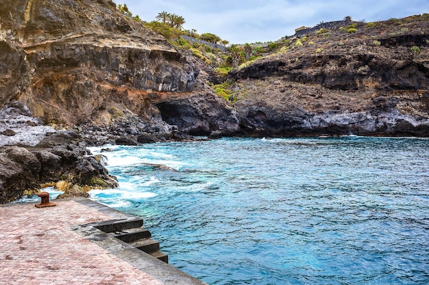 Teneriffa Kanarische Inseln Spanien Blick auf die wunderschöne Atlantikküste mit Felsen und Steinen