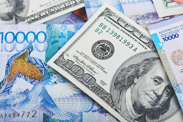 Tenge. Kasachisches Geld und Dollar. Hintergrund des Geldes.