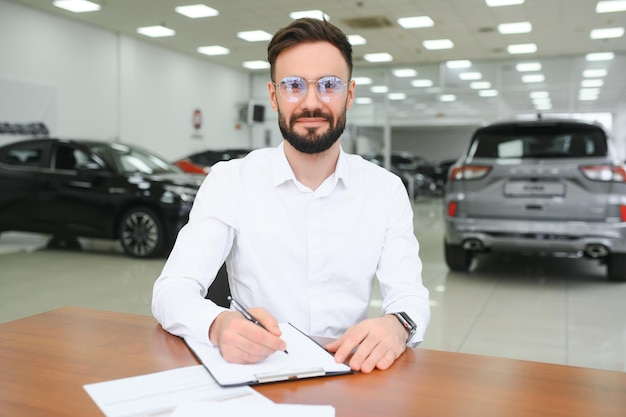 Tengo un nuevo cliente de automóvil que firma un formulario de arrendamiento de automóvil