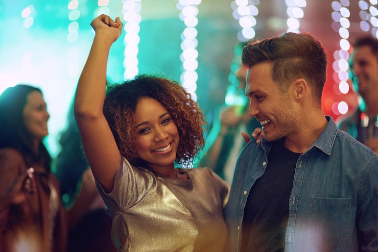 Foto tengo que poner mi cuerpo en movimiento toma de una pareja joven divirtiéndose en la pista de baile