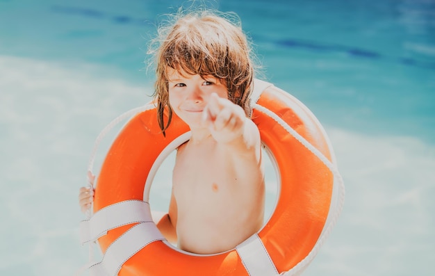 Tenha cuidado com as crianças aquáticas, salvando vidas, ajudando a criança conceitual com o círculo de resgate na praia de verão