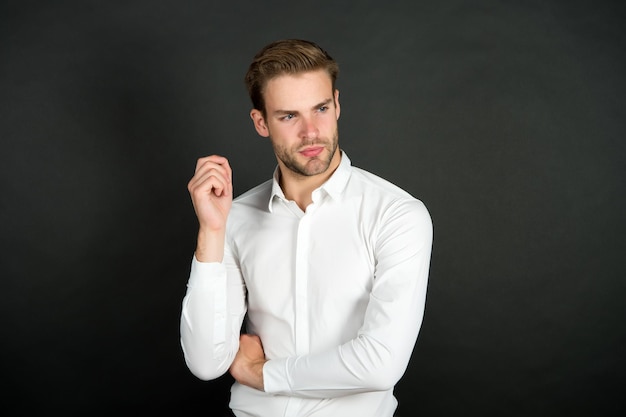 Tenha um ótimo cabelo todos os dias Cara com cabelo estiloso fundo escuro Homem sem barba com barba Barbearia Salão de cabeleireiro Cabeleireiro e penteado Cosméticos para o cabelo Produtos de higiene para homens