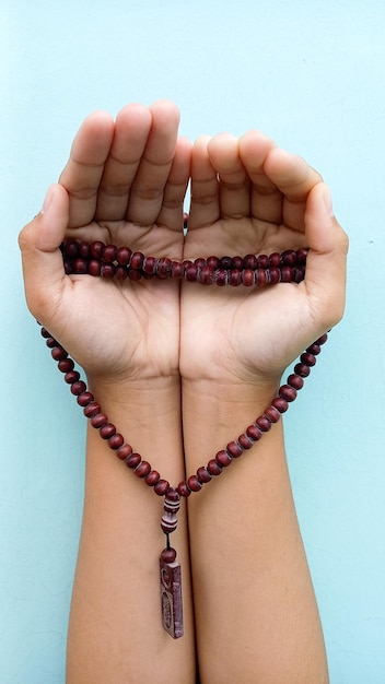 Teniendo en la mano un Tasbih