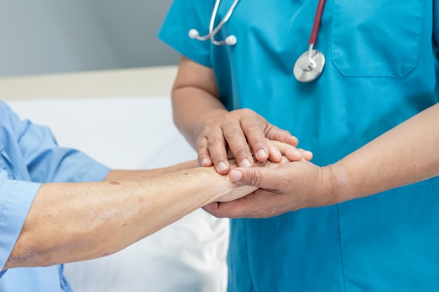 Teniendo las manos asiáticas mayores o ancianas anciana mujer paciente con amor cuidado alentar y empatía en la sala de enfermería del hospital saludable fuerte concepto médico