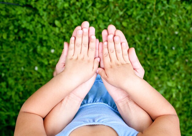 Teniendo las manos de un niño