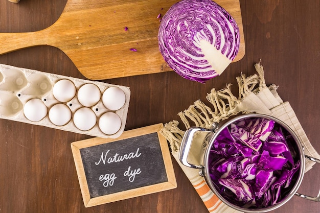 Teñir huevos de Pascua con tintes naturales.