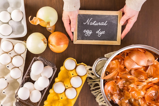 Teñir huevos de Pascua con tintes naturales.