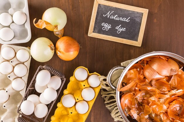 Teñir huevos de Pascua con tintes naturales.