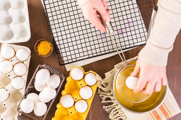 Foto teñir huevos de pascua con tintes naturales.