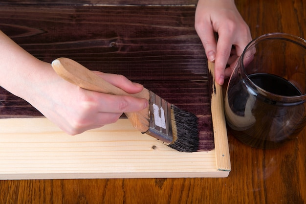 Teñir la madera con un pincel en color ébano