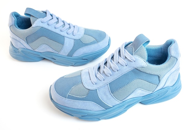 Tênis azuis claros em sapatos esportivos de fundo branco
