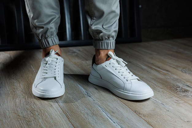 Tênis brancos casuais para homens Pernas masculinas em couro branco sapatos de verão Tênis brancos masculinos confortáveis com cadarços