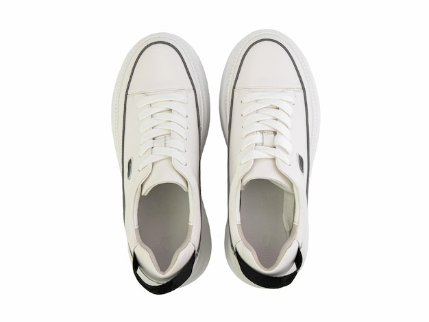 Tênis de couro branco estilo casual feminino cadarço branco e solas de borracha branca closeup isolado no fundo branco vista superior sapatos de moda